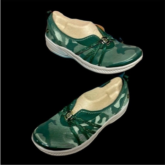 size 9.5 Bzees Niche green camouflage flats - Picture 1 of 6